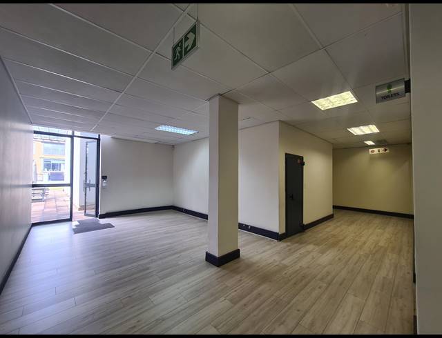 1,691M² OFFICE FOR SALE IN BRYANSTON